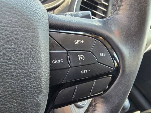 Used 2019 Jeep Cherokee Latitude Plus AWD/4WD image 17