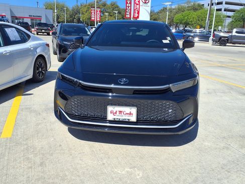 Used 2025 Toyota Crown Nightshade image 2