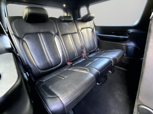 Certified 2024 Jeep Wagoneer L Series II w/ Flexible Seating Group AWD/4WD image 24