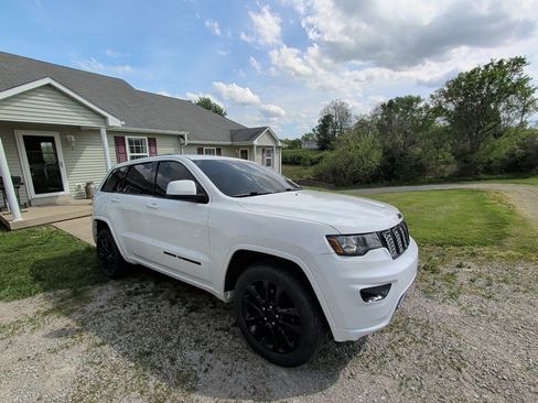 Used 2018 Jeep Grand Cherokee Altitude image 3