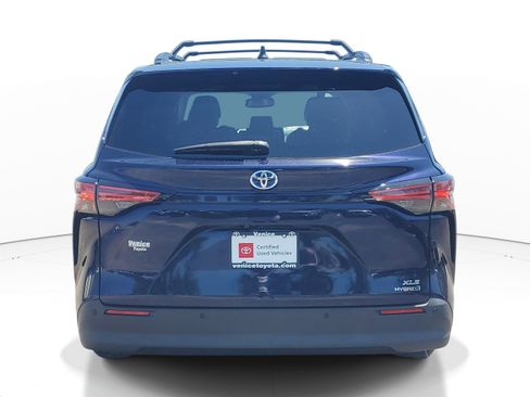 Certified 2021 Toyota Sienna XLE FWD image 5