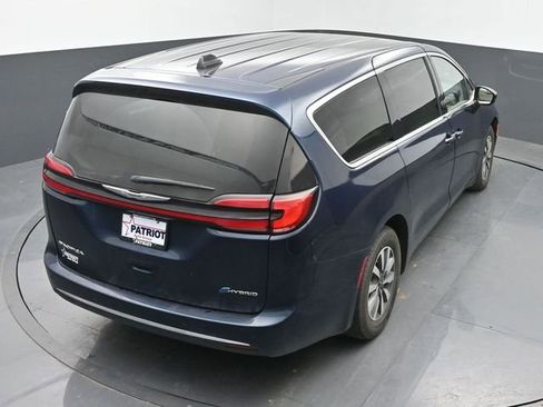 Used 2024 Chrysler Pacifica Select image 33
