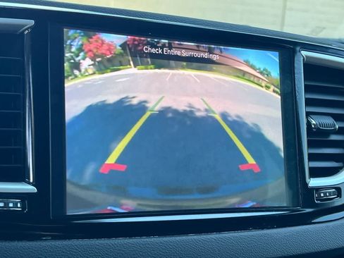 Used 2024 Chrysler Pacifica Touring-L FWD image 23