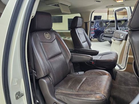 Used 2013 Cadillac Escalade ESV Platinum RWD image 23