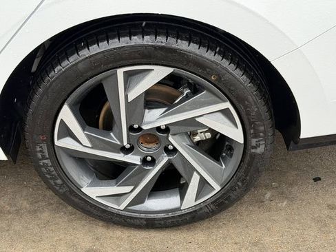 Used 2025 Hyundai Elantra SEL image 8