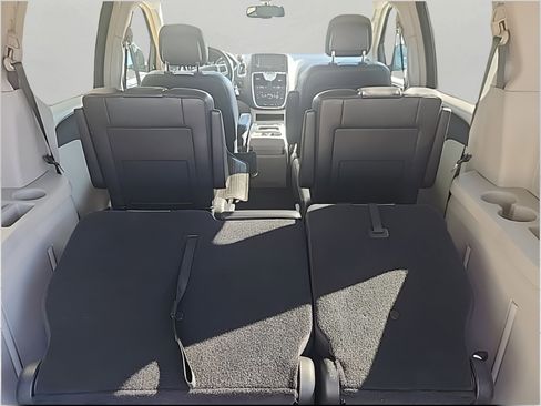 Used 2014 Chrysler Town & Country Touring FWD image 9