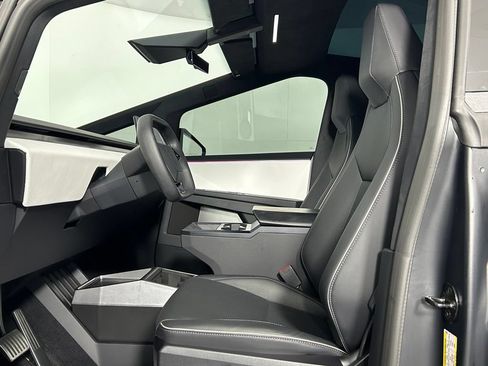 Used 2024 Tesla Cybertruck AWD Crew Cab image 34