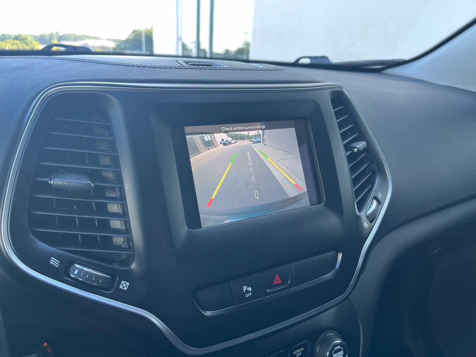 Used 2019 Jeep Cherokee Latitude Plus w/ Cold Weather Group AWD/4WD image 21