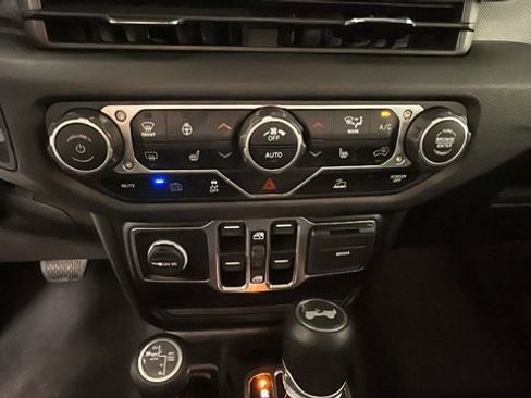 Used 2024 Jeep Wrangler Unlimited w/ Convenience Group AWD/4WD image 22