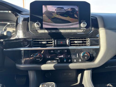 Used 2025 Nissan Pathfinder SV image 17