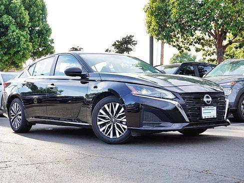 Used 2025 Nissan Altima 2.5 SV FWD image 2