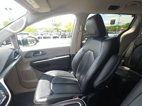 Used 2023 Chrysler Pacifica Touring-L FWD image 27