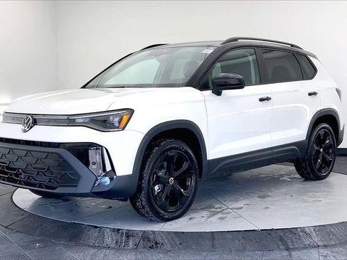 New 2026 Volkswagen Taos SE image 2