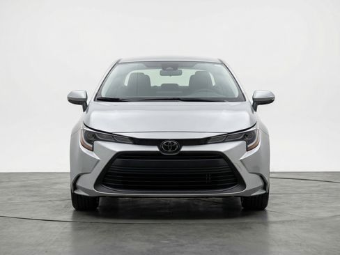 Used 2025 Toyota Corolla LE FWD image 2