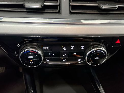 Used 2025 Chevrolet Trax LT w/ LT Convenience Package image 16