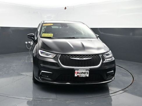 Used 2024 Chrysler Pacifica Limited FWD image 2
