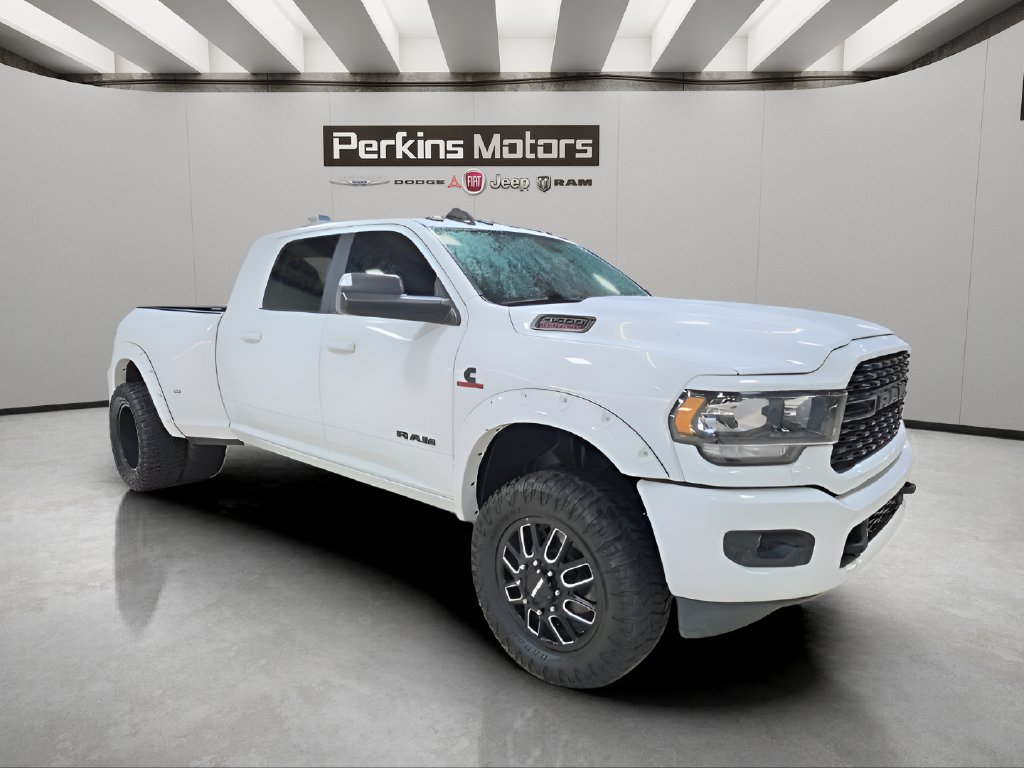 Used 2022 RAM 3500 Big Horn w/ Night Edition AWD/4WD image 6