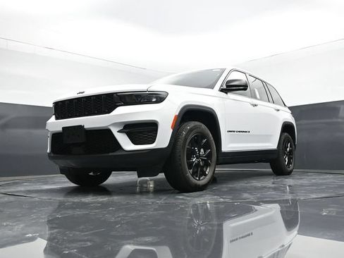Used 2025 Jeep Grand Cherokee Altitude AWD/4WD image 53