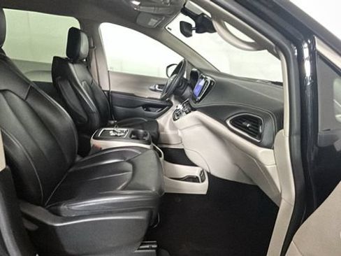 Used 2023 Chrysler Pacifica Touring-L FWD image 30