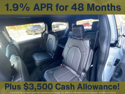 New 2026 Chrysler Pacifica Select FWD image 14