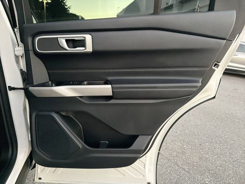 Used 2022 Ford Explorer XLT image 18