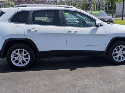 Used 2017 Jeep Cherokee Latitude w/ Safety/Convenience Group FWD image 9