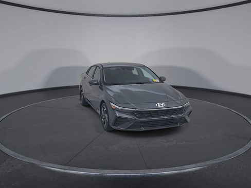 Used 2025 Hyundai Elantra SEL FWD image 5