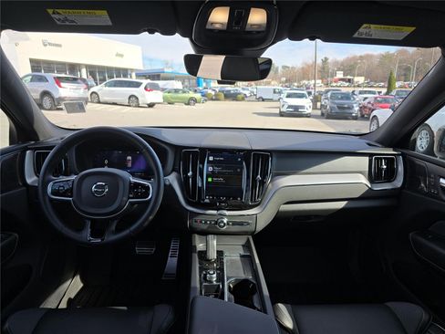 Used 2022 Volvo XC60 T8 R-Design image 17