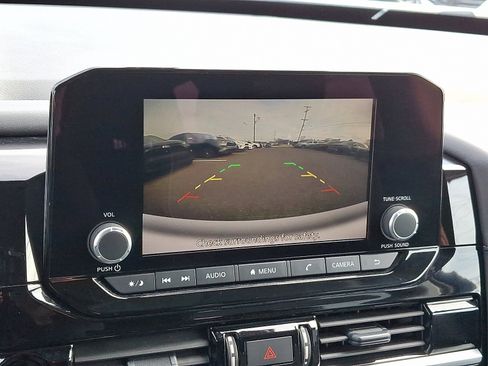 Used 2025 Nissan Pathfinder SV image 18