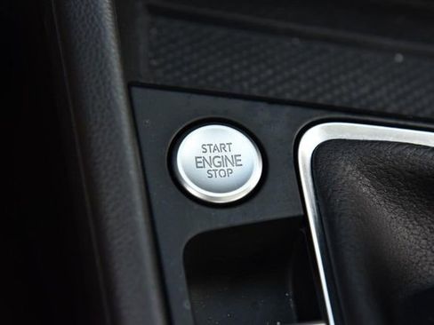Certified 2025 Volkswagen Jetta SE w/ Sunroof Package FWD image 17