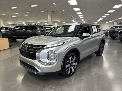 Used 2025 Mitsubishi Outlander SE FWD image 3