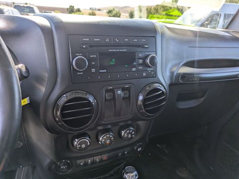 Used 2017 Jeep Wrangler Sahara AWD/4WD image 22