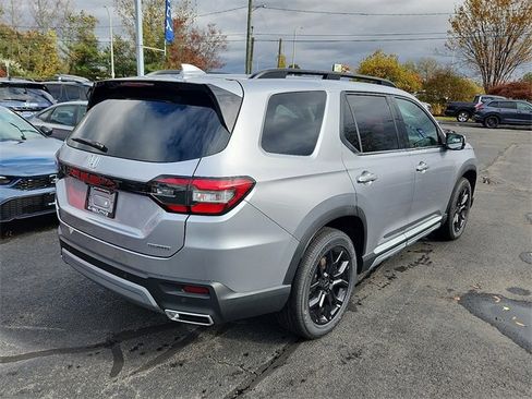 New 2025 Honda Pilot Touring image 6