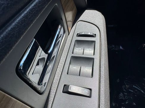 Used 2011 Ford F150 Lariat w/ Lariat Chrome Pkg AWD/4WD image 32