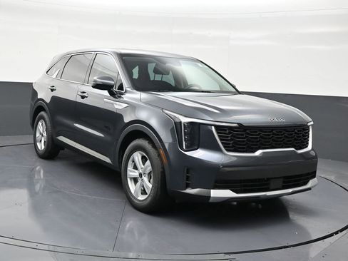 Used 2024 Kia Sorento LX image 7