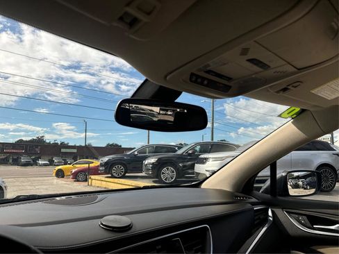 Used 2018 Buick Enclave Essence image 16