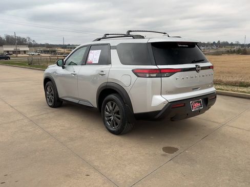 Used 2024 Nissan Pathfinder SV image 6