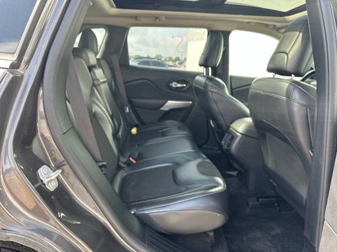 Used 2018 Jeep Cherokee Latitude Plus w/ Comfort/Convenience Group AWD/4WD image 27