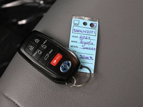 Used 2024 Toyota Sienna XLE FWD image 19