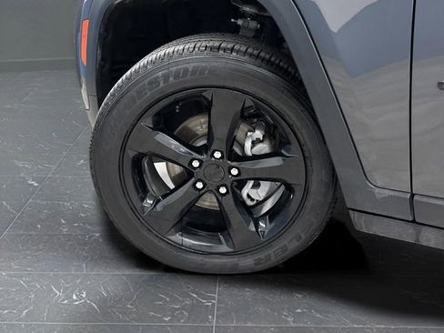 Used 2024 Jeep Grand Cherokee Altitude image 35