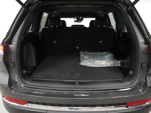 Used 2025 Jeep Grand Cherokee Limited AWD/4WD image 31