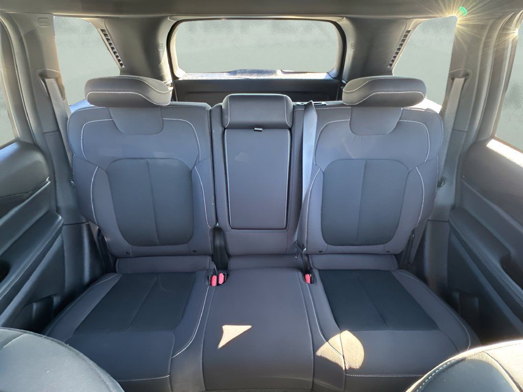 Used 2024 Jeep Grand Cherokee Laredo RWD image 10