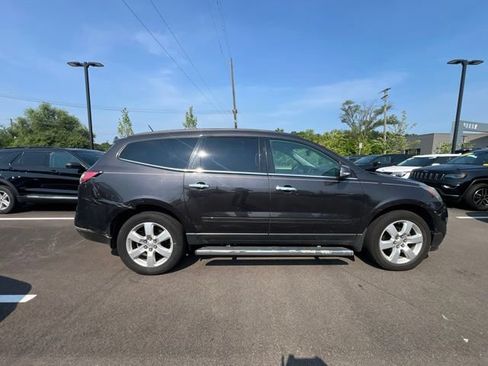 Used 2017 Chevrolet Traverse LT w/ Style and Technology Package FWD image 4
