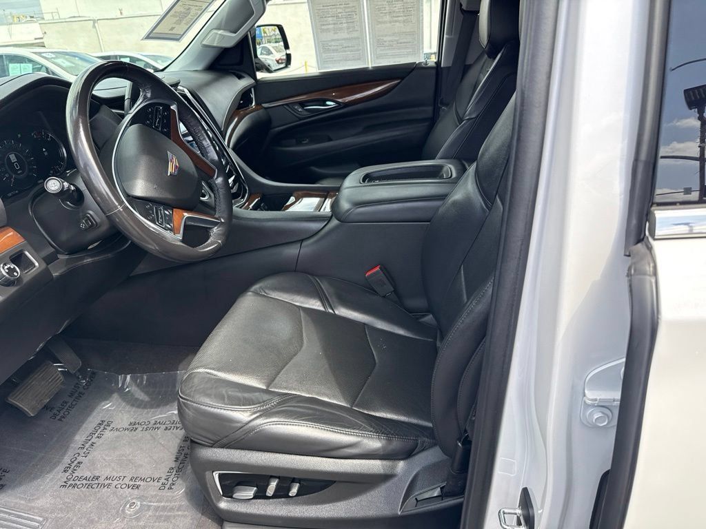 Used 2020 Cadillac Escalade Luxury RWD image 17
