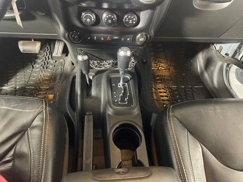 Used 2015 Jeep Wrangler Unlimited Sahara w/ Connectivity Group AWD/4WD image 17