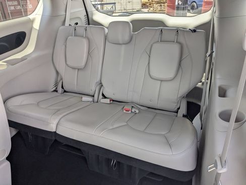 Used 2017 Chrysler Pacifica Touring-L Plus w/ Advanced Safetytec Group FWD image 18