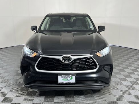 Used 2024 Toyota Highlander LE image 2