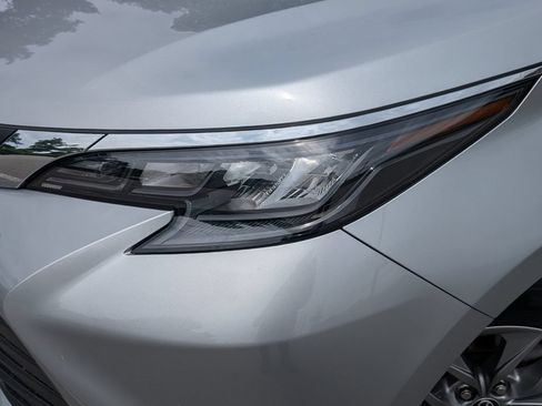 Used 2025 Toyota Sienna XLE FWD image 7