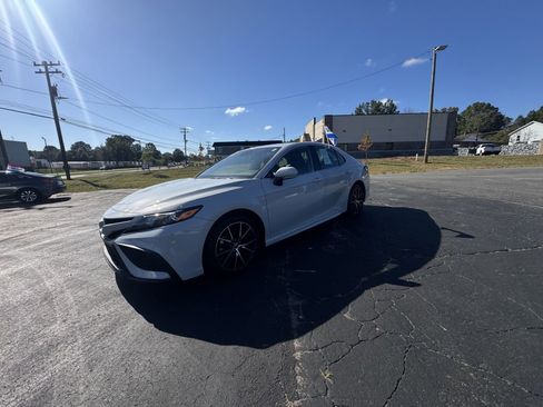 Used 2022 Toyota Camry SE image 1