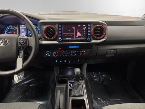 Used 2022 Toyota Tacoma TRD Sport w/ Technology Package image 11